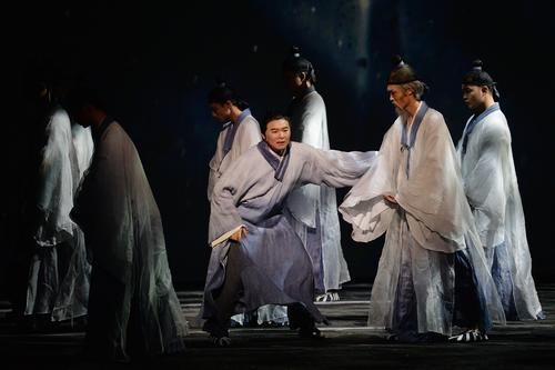 歌剧《二泉》由著名歌唱演员王宏伟饰演阿炳