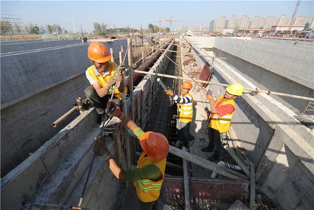 江心洲污水处理厂即将建成通水，图为工人正在加班加点施工。