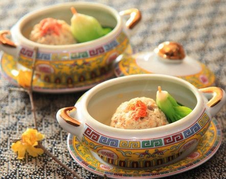 (图为扬州著名美食狮子头）