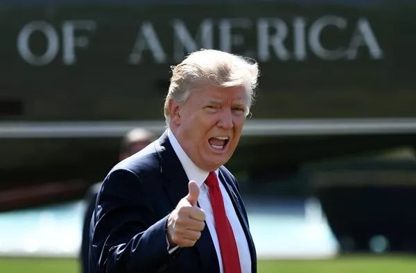 美国总统特朗普2017年2月24日乘直升机“海军陆战队一号”返回白宫。新华社记者殷博古摄 美国总统特朗普2017年2月24日乘直升机“海军陆战队一号”返回白宫。新华社记者殷博古摄