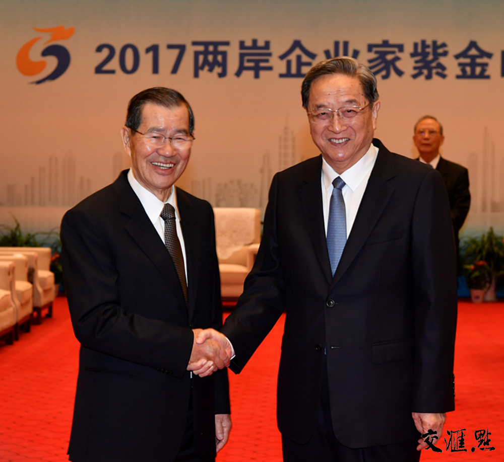 2017两岸企业家紫金山峰会6日在江苏南京举行。图为会前俞正声会见萧万长等两岸参会主要代表。交汇点记者 肖勇 图片