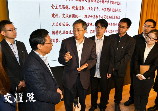 宣讲报告会结束后,易纲与一些高校师生代表进行互动交流。交汇点记者 肖勇 万程鹏 摄 图片