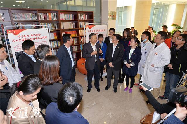 11月6日,易纲走访江苏先声药业有限公司工作一线,与企业基层干部群众互动交流,面对面有针对性地宣讲。交汇点记者 万程鹏 肖勇 摄 图片