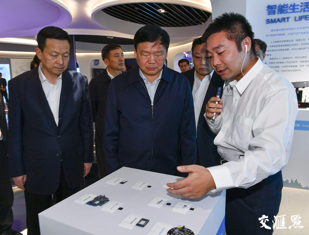 娄勤俭书记在苏州工业园区人工智能展示中心调研。 图片