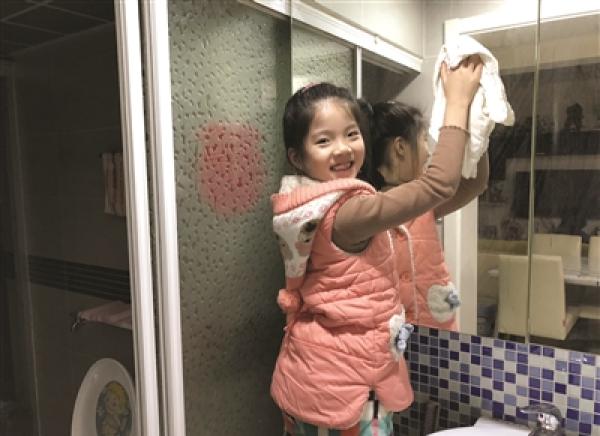 不用写作业，孩子在家做家务。