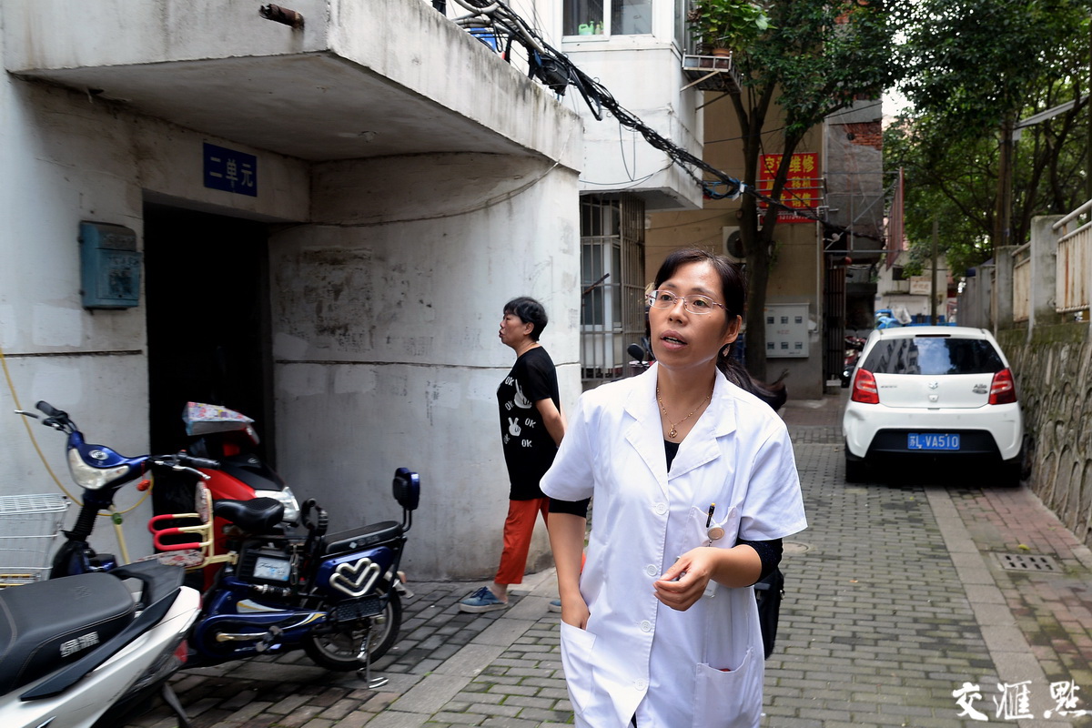医学院五年制临床专业,全科副主任医师,2012年由健康路社区卫生服务