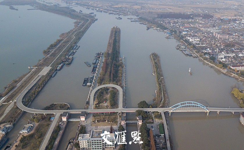邵伯船闸始于东晋谢安筑埭，如今建成现代化船闸保障着航运的畅通与安全