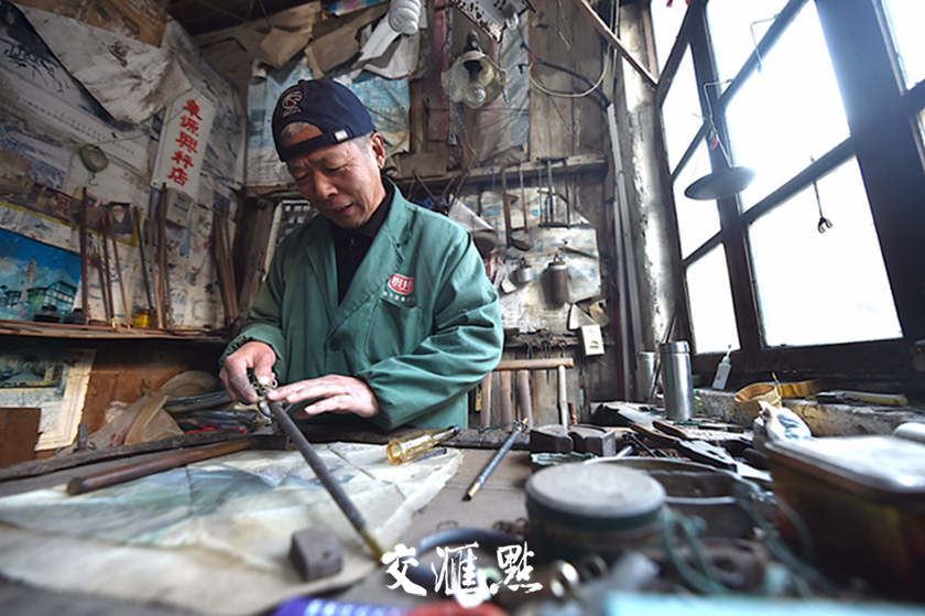 邵伯古镇的临街小店里，老人还在用传统手工技艺制作秤