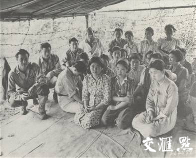 1944年8月，在缅甸战场上被盟军解救的日军“慰安妇”，其中有不少是来自朝鲜半岛的妇女。[日]吉见义明：《从军慰安妇》