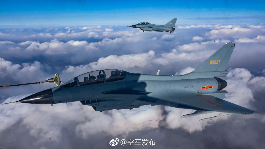 中国空军多型战机成体系"绕岛巡航"