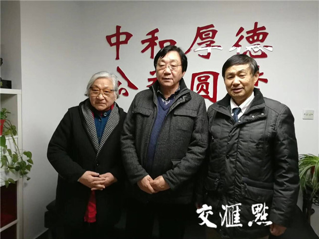 幸存者李秀英女儿陆玲(左 朱成山(中)和孟国祥(右.
