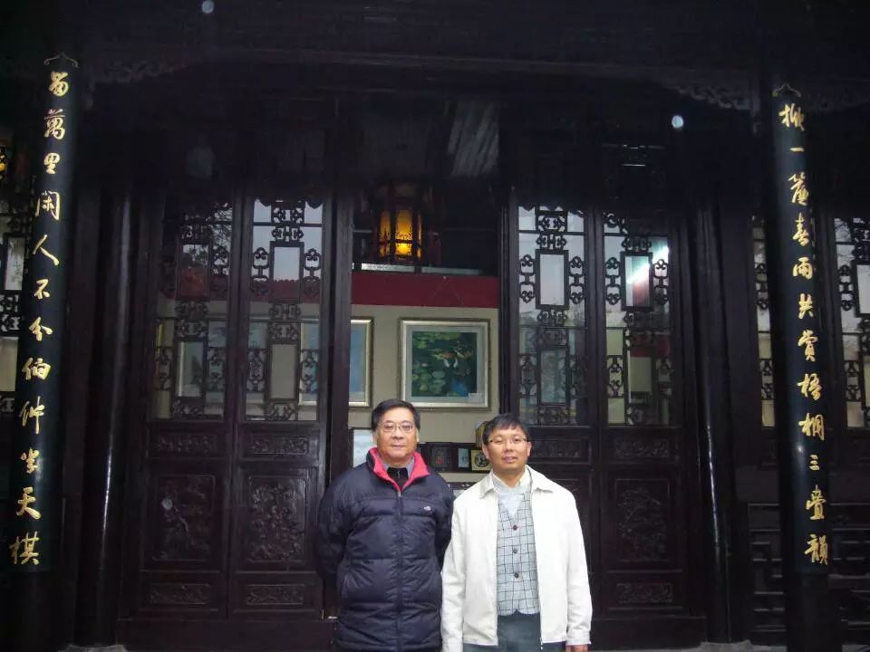 2009年，林声耀先生（右）与友人在桐音馆外自己撰写的对联前留影。