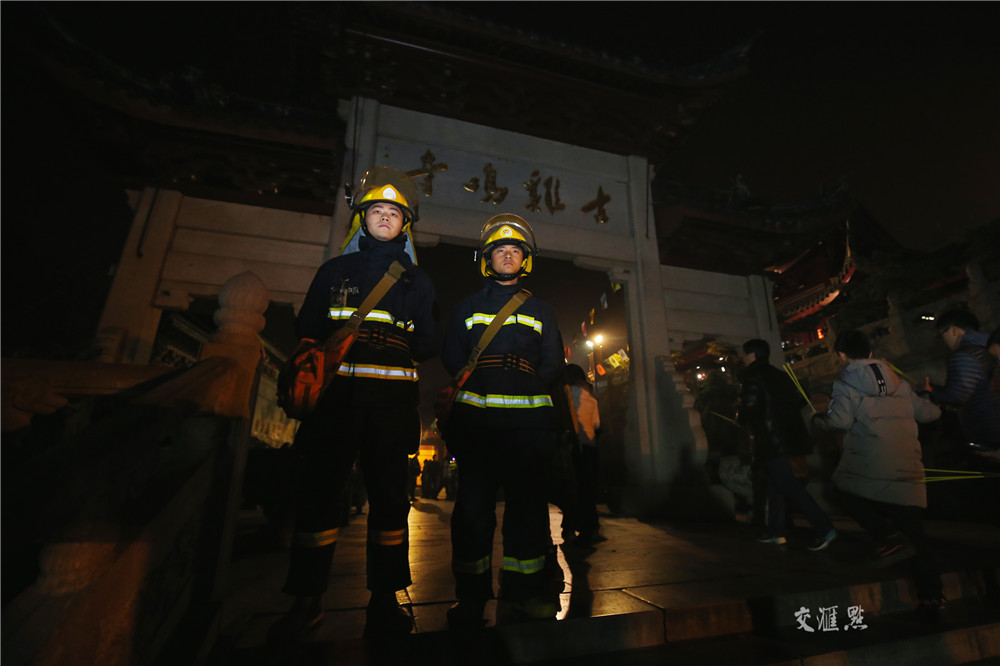 李鑫（左）和孟祥震（右）值守鸡鸣寺。