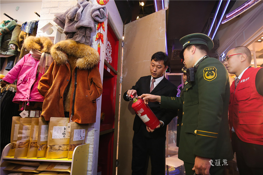 消防官兵检查商场消防设施。