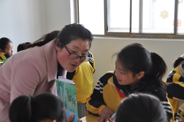 图为向日葵读书点创办人郁雪群