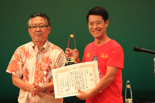 孟国栋（右）带着乐团在日本演出领奖