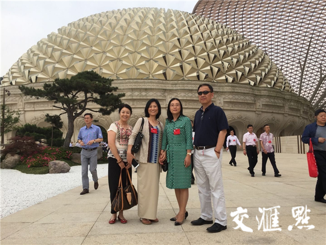 ▲杭渤（右一）在首届江苏发展大会期间的帅气留影。