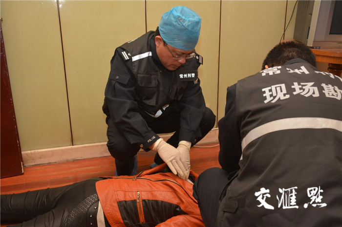 图为警方在勘验