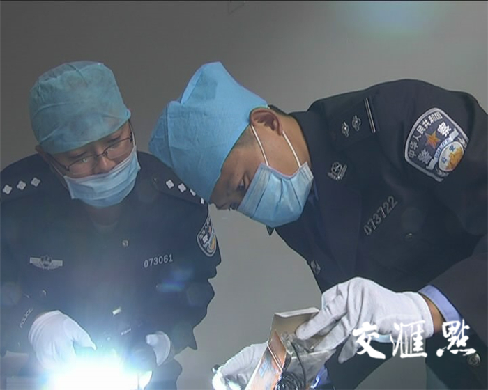 图为警方工作中