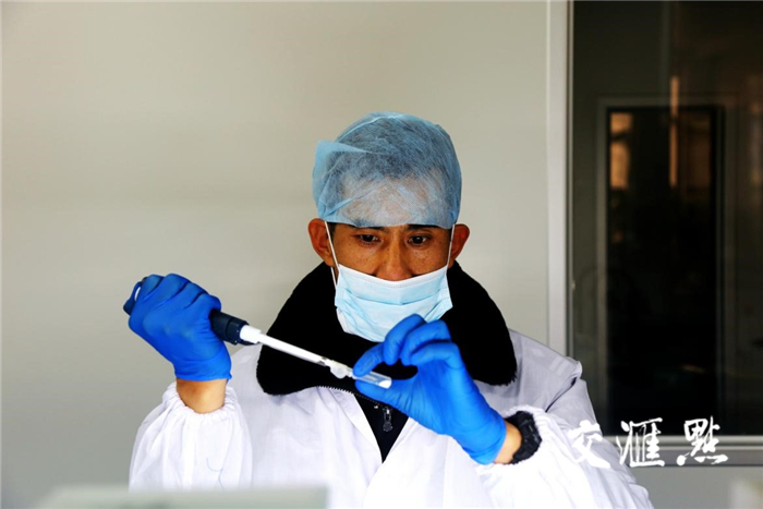 警方在DNA实验室里专心工作