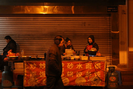 近年来，夫妇二人的生意日益萧索，有时一整宿也等不来几位顾客。