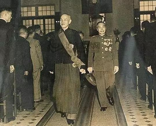 “当选”后的蒋介石、李宗仁。穿军装的李宗仁像蒋介石的副官，李宗仁认为这是蒋介石在服装问题上摆了他一道，成为近代史有名的公案