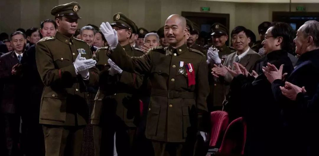 《建国大业》关于“行宪国大”选举剧照，注意后面穿帮的“安全出口”