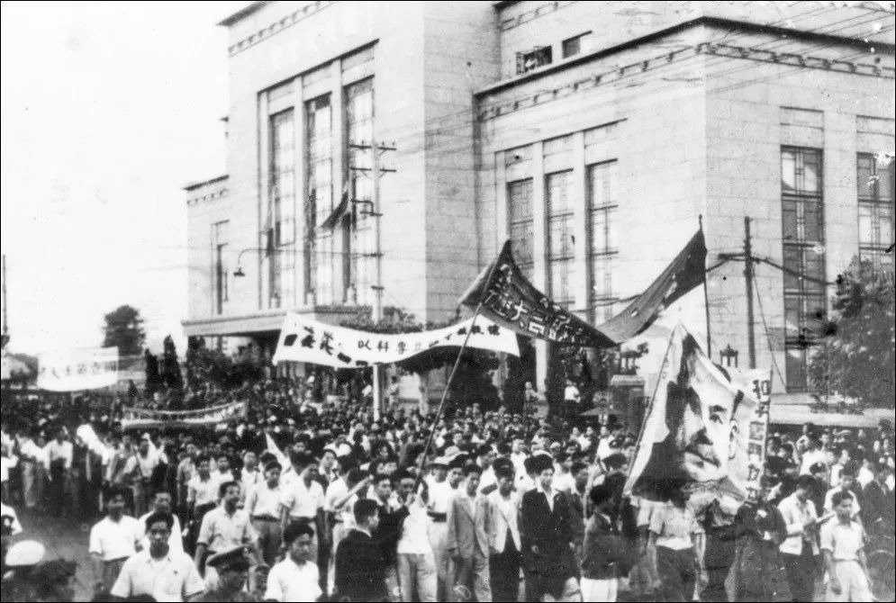 1947年“5·20”运动中，学生在国民大会堂前游行，当天国民党操纵的第四届第三次国民参政会在此开幕