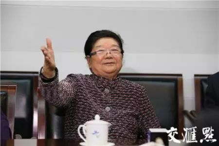 去年全国两会期间，全国人大常委会原副委员长顾秀莲到江苏代表团驻地看望代表