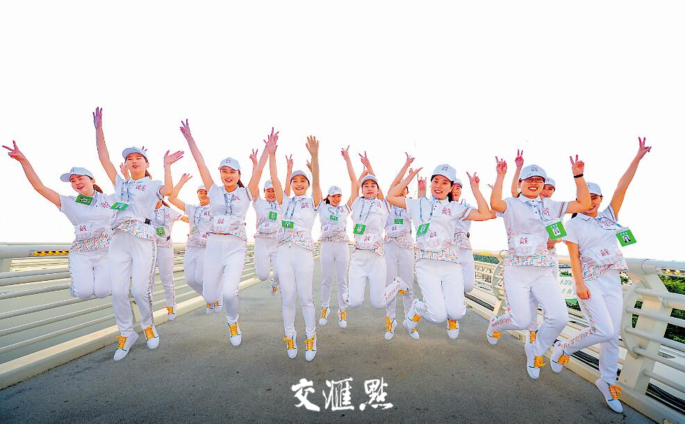 活力四射的江苏发展大会青年志愿者。余萍 万程鹏/摄 视觉江苏网供图