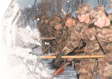 28日东部战区直属部队官兵连夜清雪除冰,保证早晨市民出行畅通、安全。 新华报业全媒体记者 金传春 蒋文超 摄 28日东部战区直属部队官兵连夜清雪除冰,保证早晨市民出行畅通、安全。 新华报业全媒体记者 金传春 蒋文超 摄