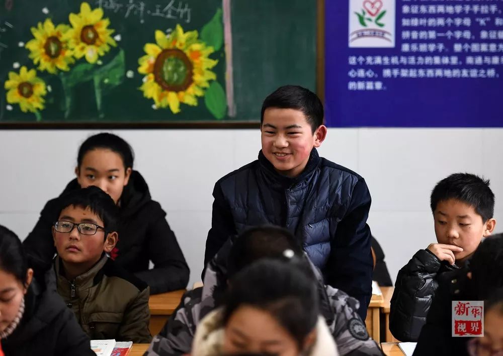 1月23日，在南通虹桥二中，孙建军（中）在课上回答问题。新华社记者 季春鹏 摄