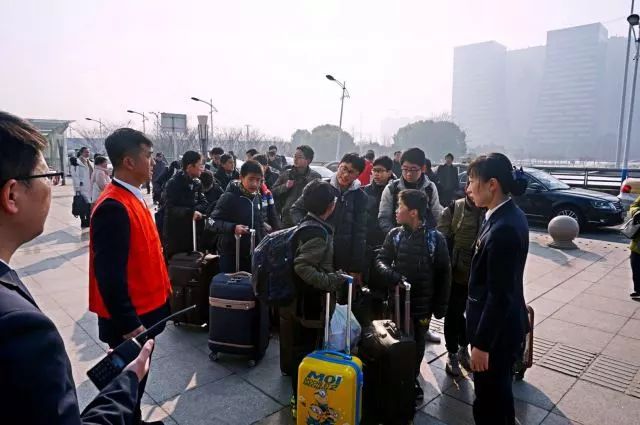 2月1日9点30分，康乐学子们准时到达南通站，南通火车站的工作人员为他们特事特办，开通绿色通道。