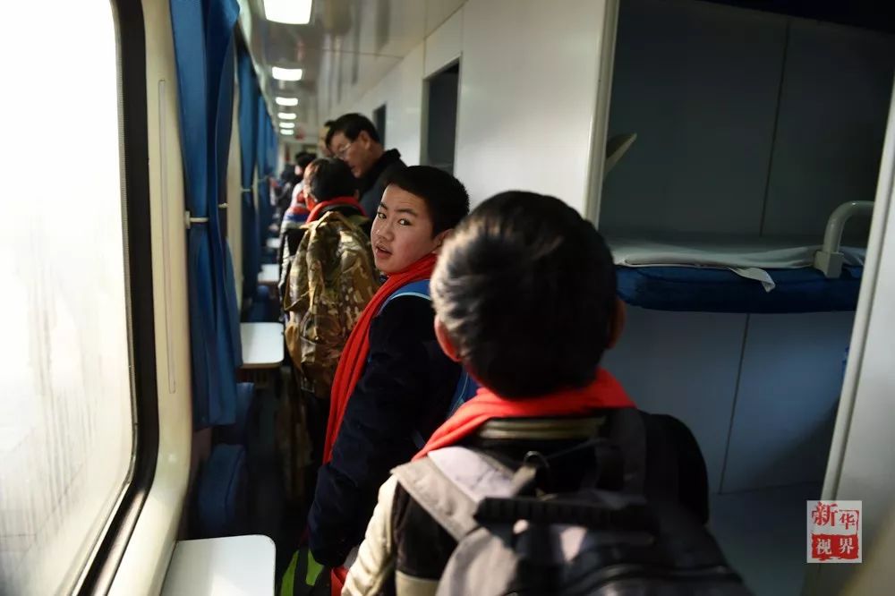2月1日，孙建军（右二）登上K419次列车。  新华社记者 韩瑜庆 摄