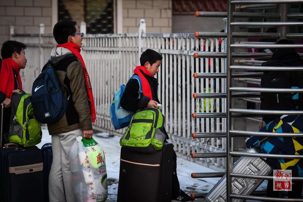 2月2日，在陇西火车站，孙建军（左三）和小伙伴们准备换乘中巴车前往康乐县。 新华社记者 季春鹏 摄