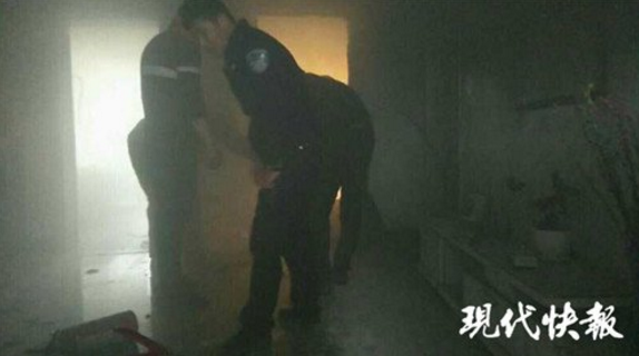 最美坐姿！民警连跑5趟5楼救火 累瘫在地
