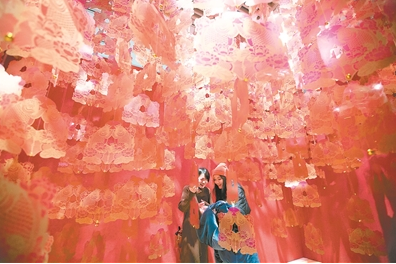 20日，南京市民来到南京博物院参观，过一个有意义的“雅年”。 王 新摄 视觉江苏网供图