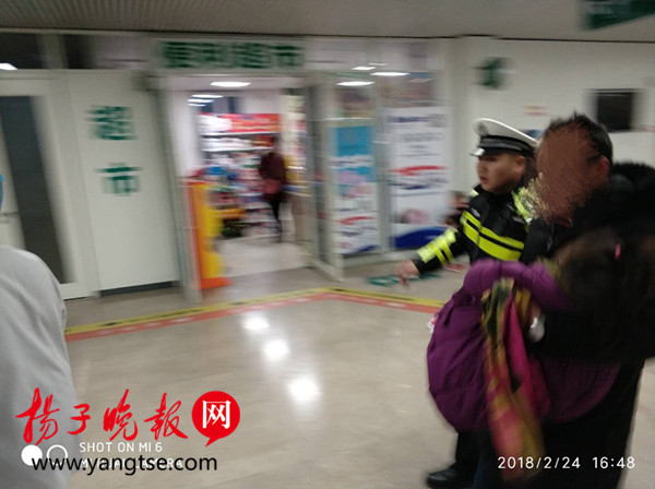 图为民警帮着女童就医。