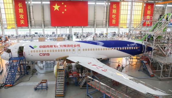 C919大型客机102架机停放在中国商飞公司上海飞机制造有限公司总装车间内。 新华社 图