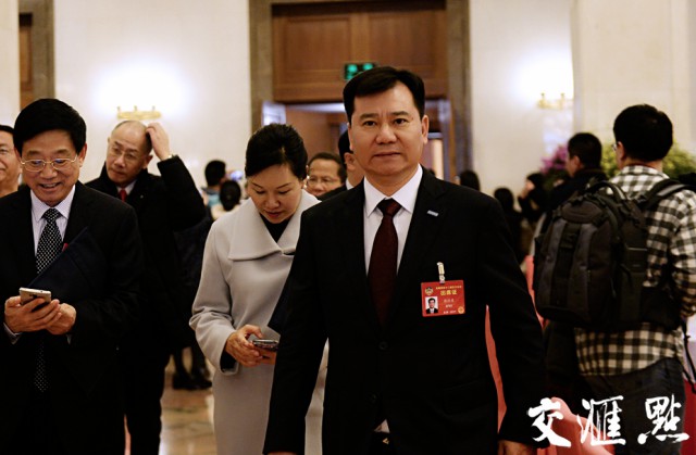 全国人大代表、苏宁控股集团董事长张近东 全国人大代表、苏宁控股集团董事长张近东