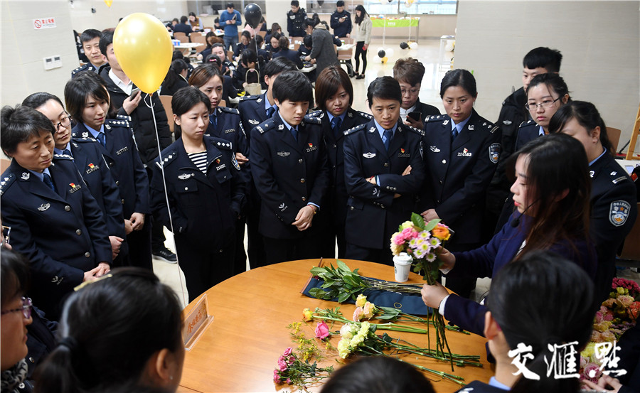 2018年3月6日上午,南京女民警迎"三八"秀"才艺,一件件做工精巧的手