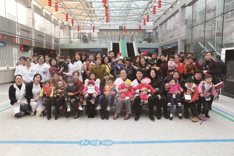 生日聚会全家福(前排中间为陈沿东)。 生日聚会全家福(前排中间为陈沿东)。