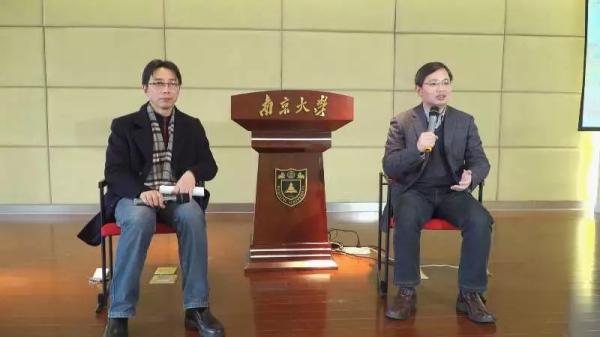 武港山书记和周志华主任正在回答记者问题