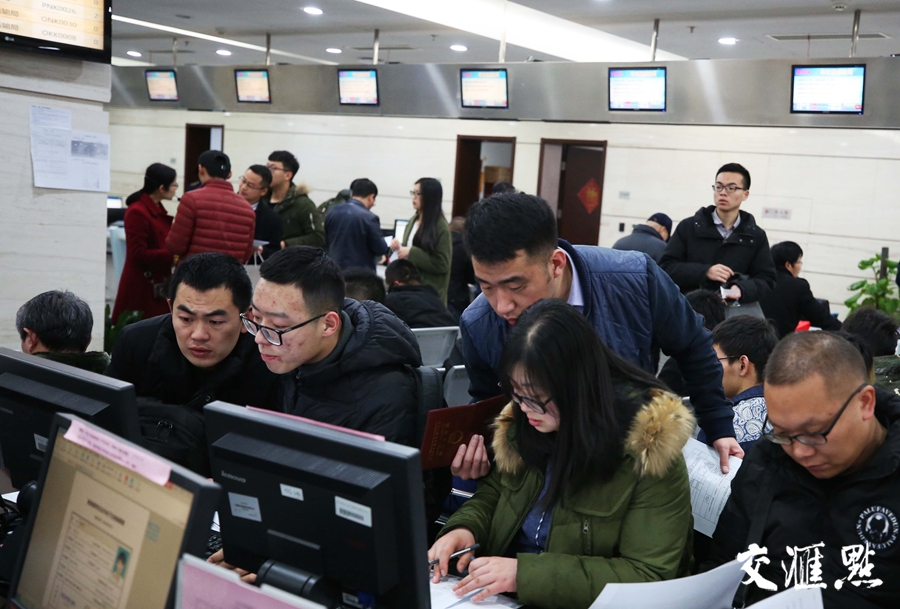 3月9日上午，南京市政务服务中心内，不少人在边等待办理落户。