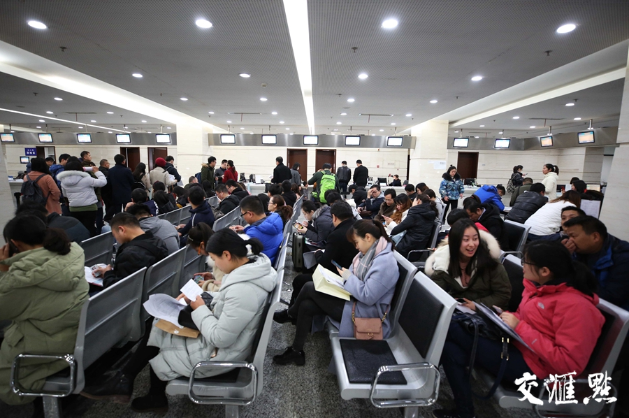3月9日上午，南京市政务服务中心内，不少人在边等待办理落户。
