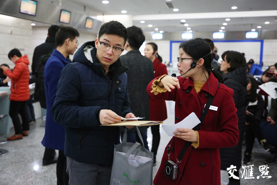 3月9日上午，南京市政务服务中心内，不少人在边等待办理落户。图为工作人员在现场接待、指导。