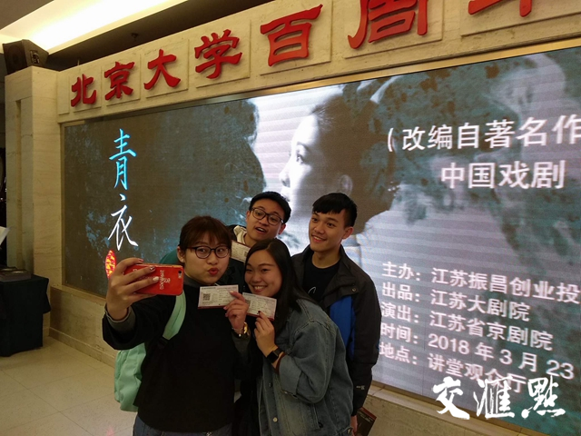 合影留念。彭鹏/摄