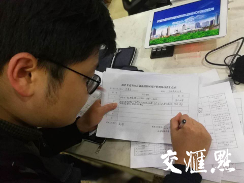 核查人员现场调查创业创新环境。