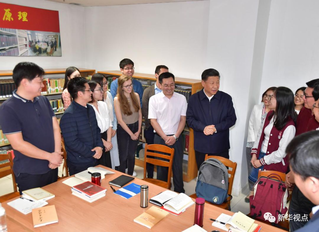 2019-08-21,中共中央总书记、国家主席、中央军委主席习近平来到北京大学考察。这是习近平在北京大学马克思主义学院,与正在就“解读新时代”进行座谈交流的中外学生亲切交谈。新华社记者李涛 摄