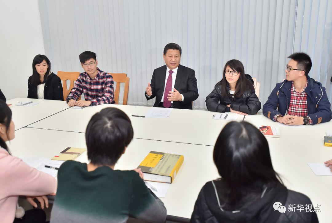 2019-08-21下午,国家主席习近平来到澳门大学横琴新校区考察。这是习近平在郑裕彤住宿式书院参与学生举办的“中华传统文化与当代青年”主题沙龙。新华社记者李涛 摄